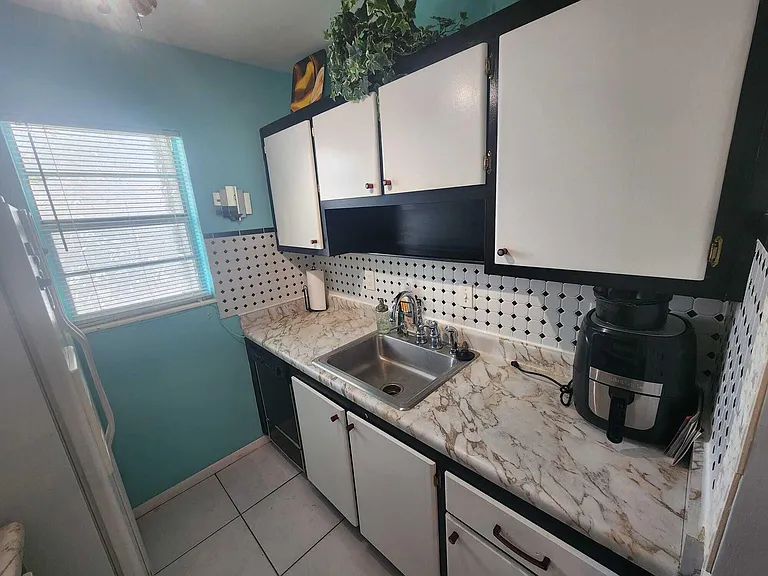 637 NE 6th Ct #L — Photo 10