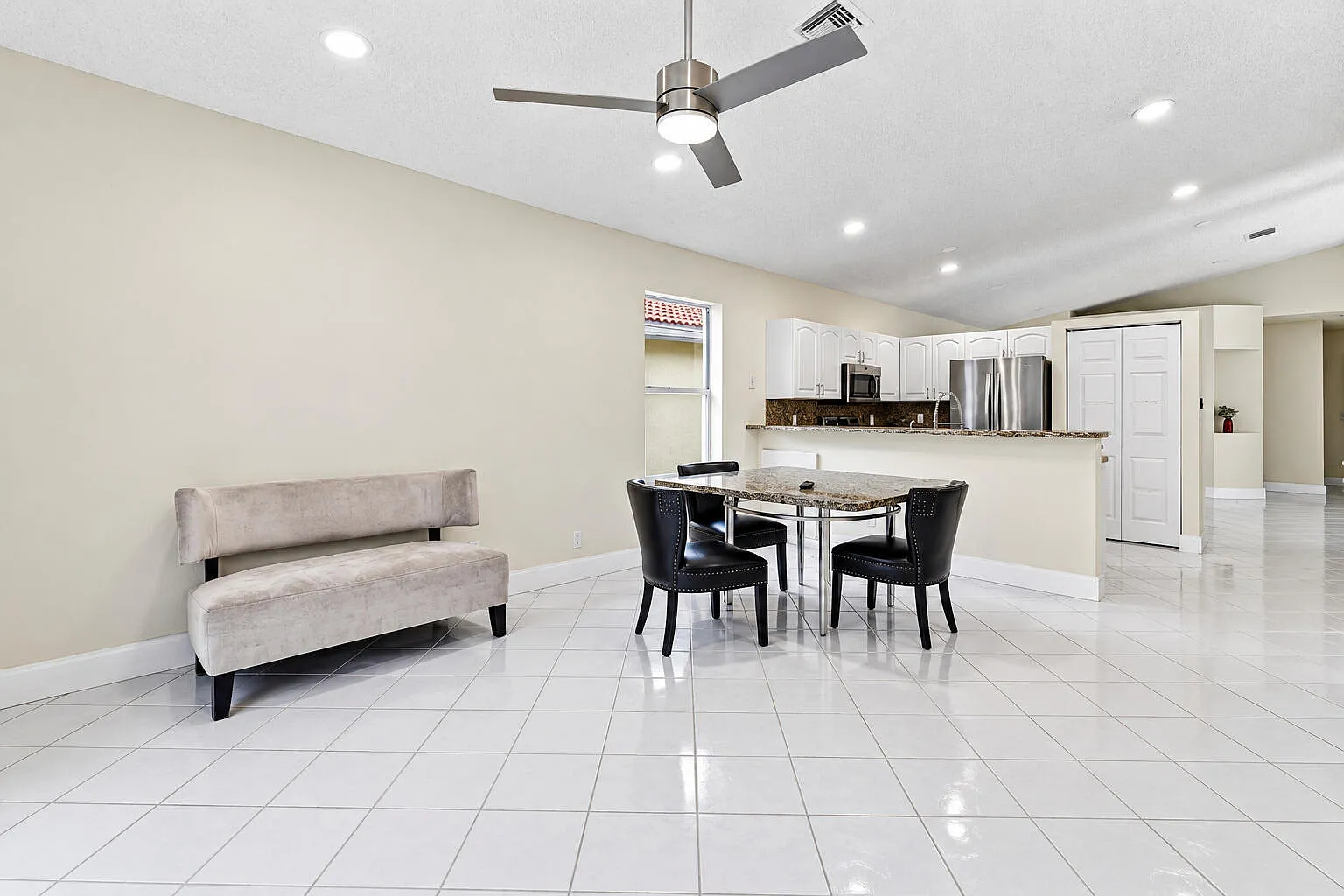 3 bed, 2.0 bath, 1705 sqft, $3,500 — Photo 4
