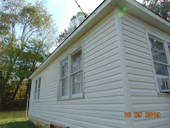 2nd image of 832 Montclair Cres