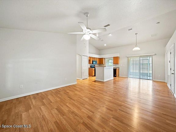4th image of 657 Floyd St