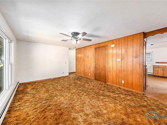 3rd image of 913 Maplehurst Ave