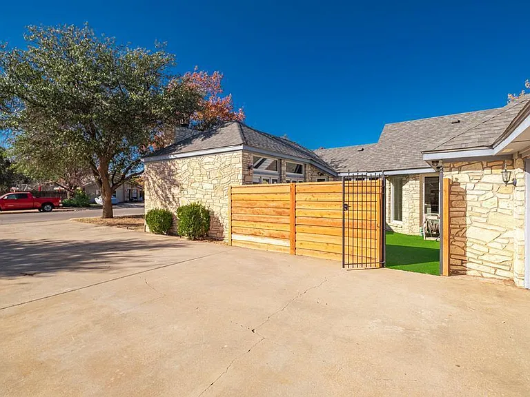 2202 Wydewood Dr — Photo 1