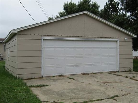 4th image of 104 106 E St