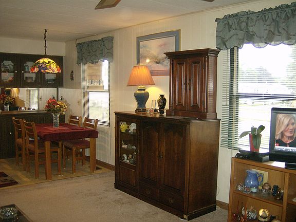 3rd image of 62 Pinewood Dr