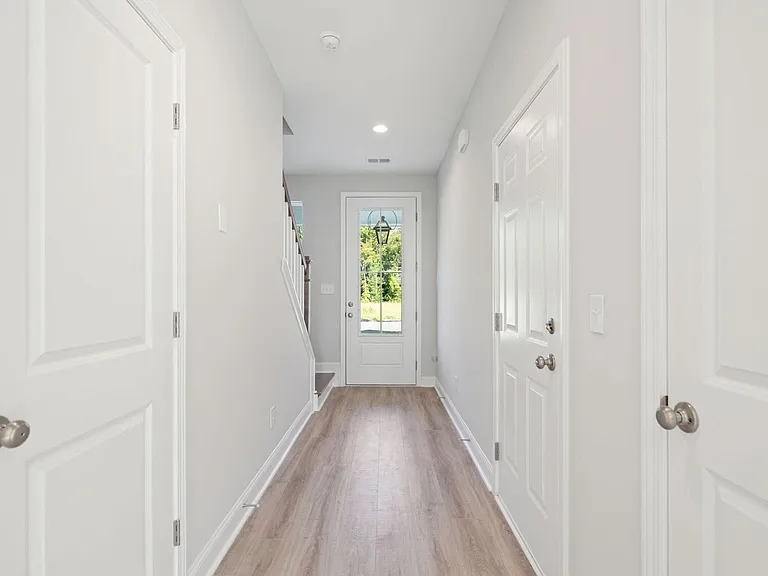 102 Hawthorne Landing Dr — Photo 9