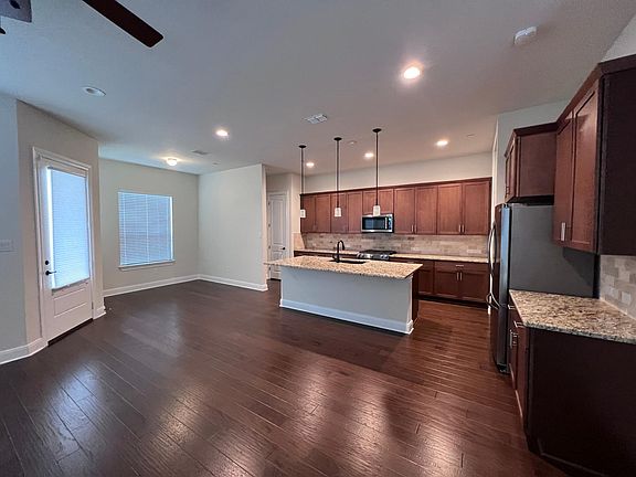 4th image of 653 Neustadt St