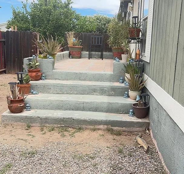 760 W Simmons Rd — Photo 3