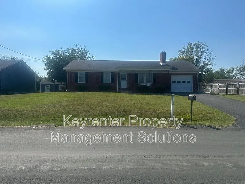 3 bed, 1.5 bath, 1253 sqft, $1,700 — Photo 2