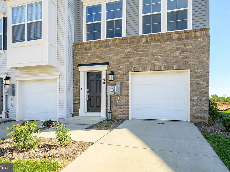 450 Seeback Dr — Photo 2