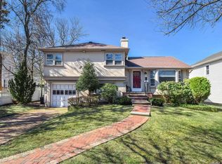 55 Quay Ave, Hewlett, NY 11557
