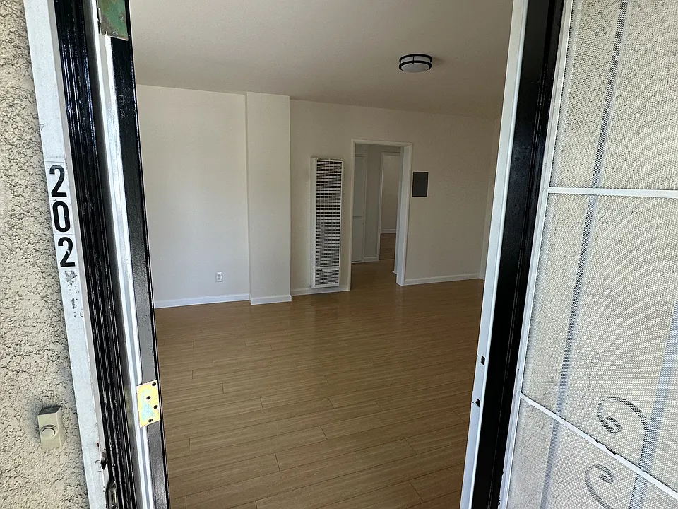 223 E Burbank Blvd #202