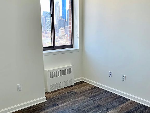 4th image of 520 W 43rd St APT 31B