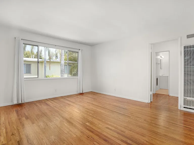 421 San Vicente Apartments — Photo 22