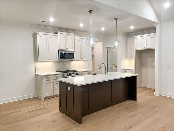 5th image of 23 Dumfries Cir