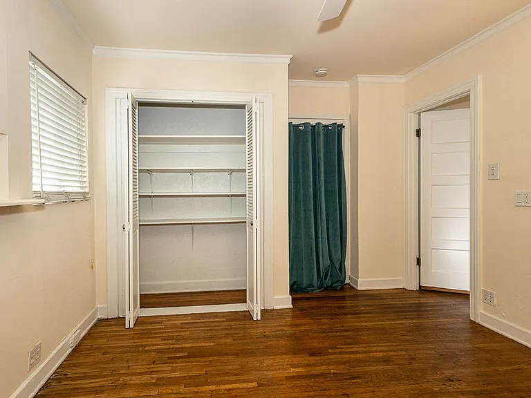 812 N June St — Photo 23