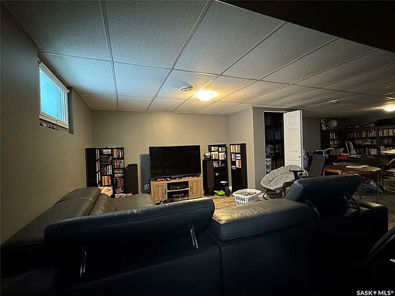 2nd image of 921 Campbell St