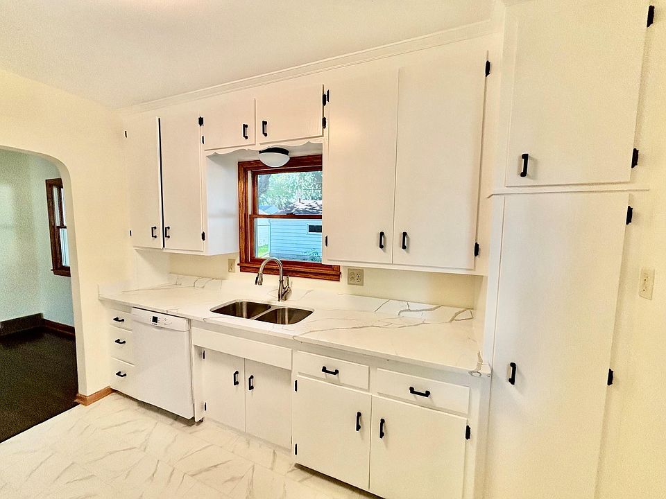 1st image of 180 Bernard St E