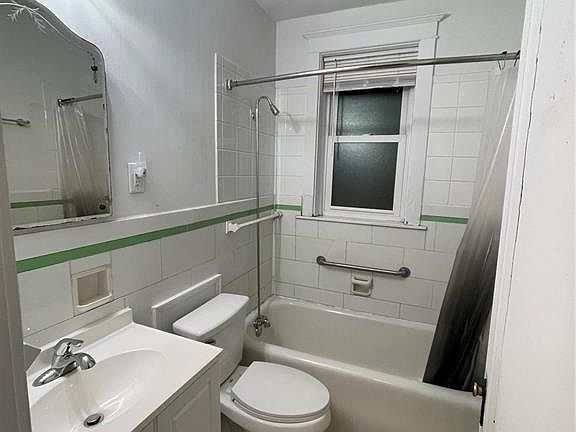 2nd image of 3956 Dover Pl #2W