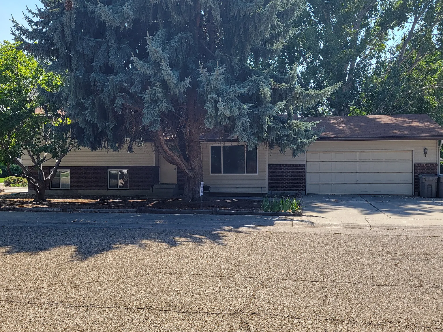 3 bed, 2.5 bath, 2326 sqft, $2,000 — Photo 1
