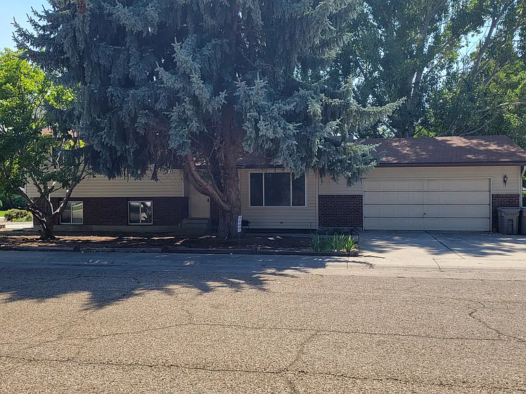 2425 Wildflower Dr — Photo 1