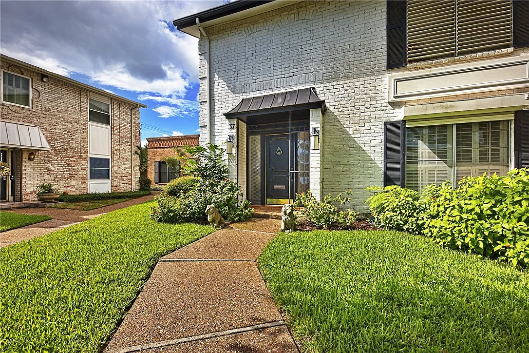 2 bed, 2.5 bath, 2178 sqft, $2,495 — Photo 1