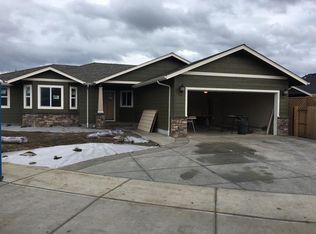 1551 SW Yucca Dr, Grants Pass, OR 97527