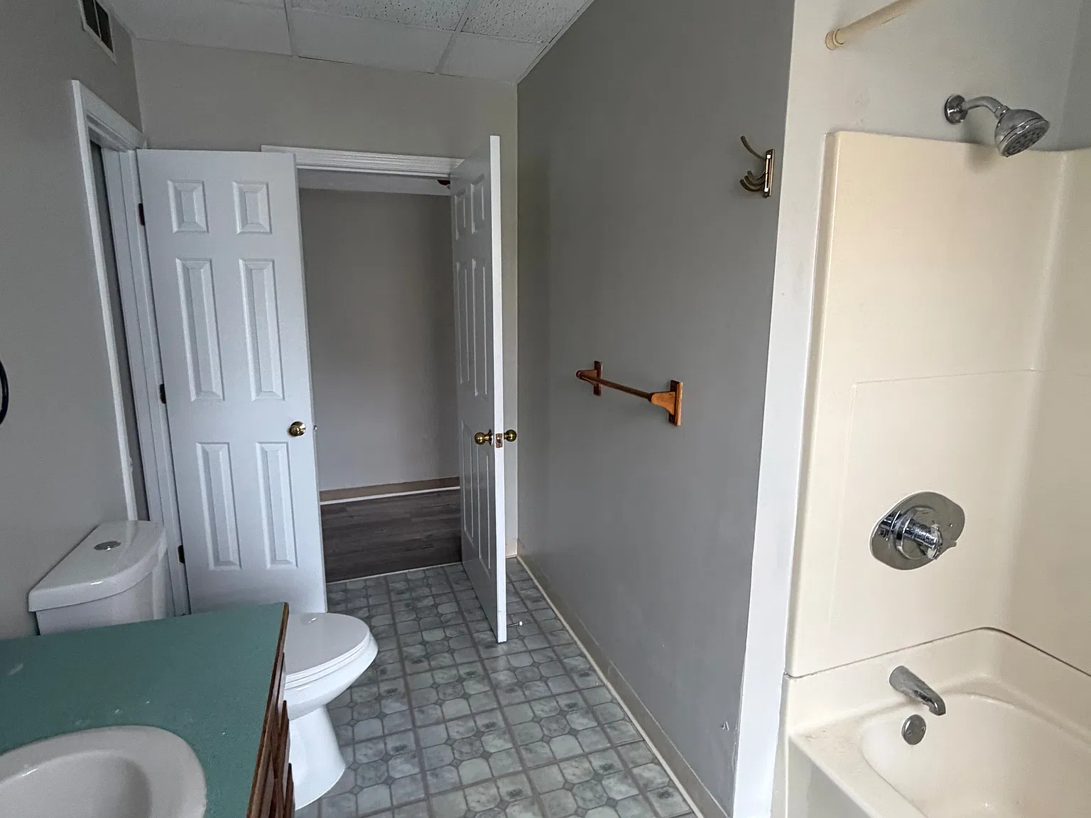2 bed, 1000 sqft, $1,800 — Photo 1