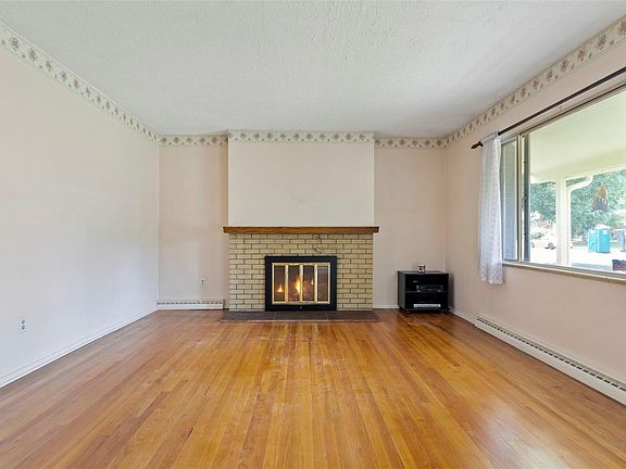 4th image of 2658 S Newport St