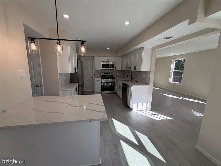 4 bed, 1.5 bath, 1988 sqft, $3,000 — Photo 3