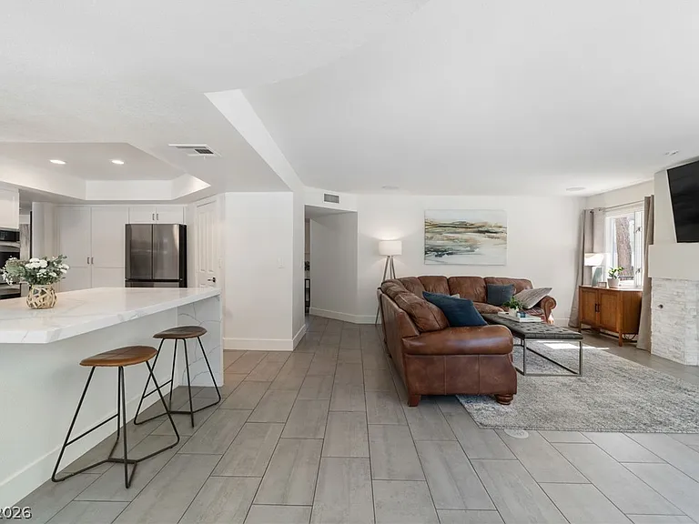 2233 Versailles Ct — Photo 43