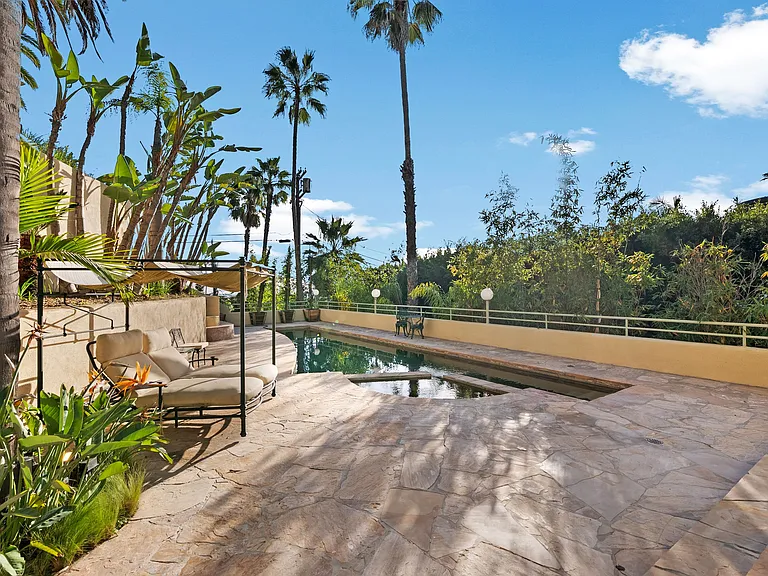 1368 N Doheny Pl — Photo 18