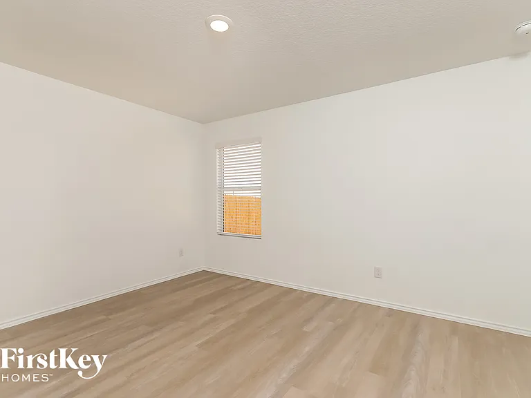 10610 McClintock Dr — Photo 9