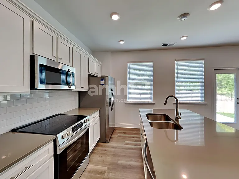 665 Summit View Ln — Photo 3