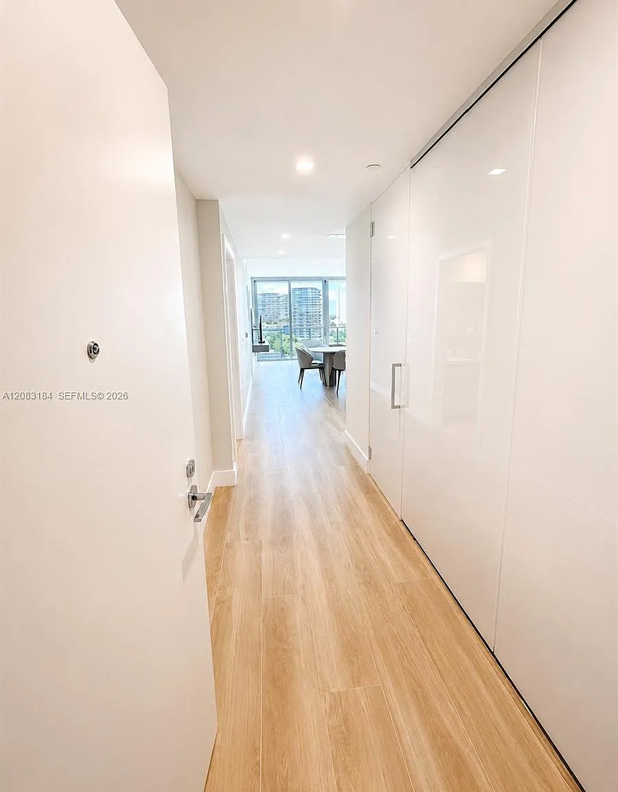 One Park Tower — Photo 2