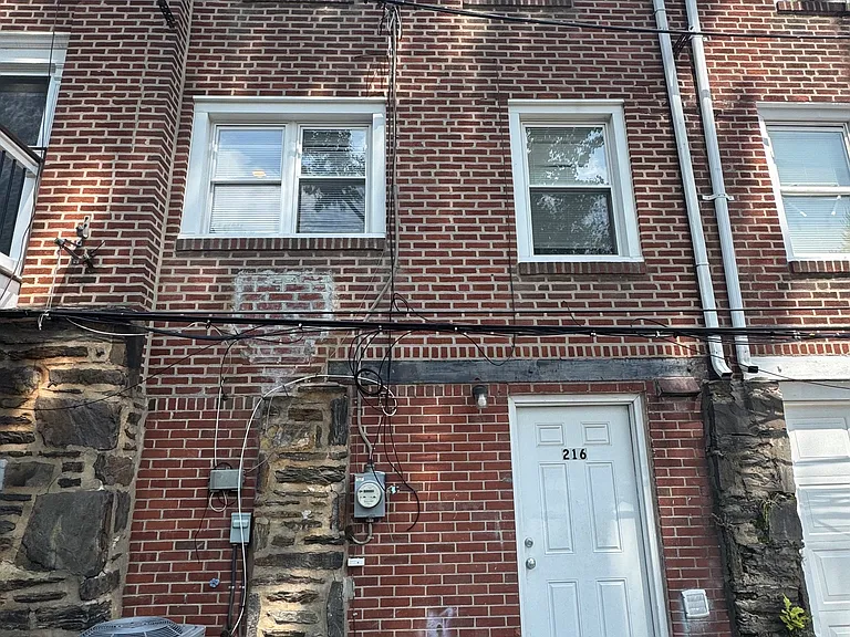 216 W Washington Ave — Photo 18