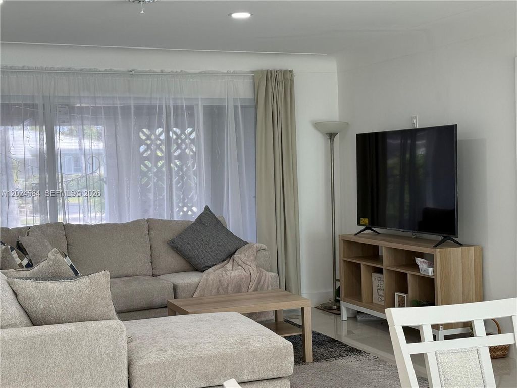 411 SE 6th Ave, photo 5