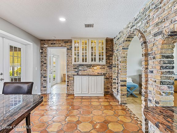 4th image of 403 Coral Ave