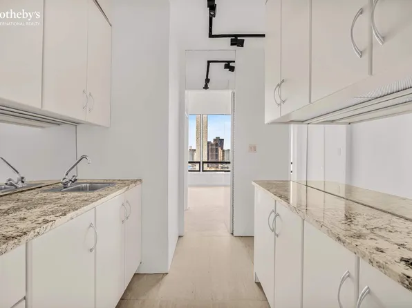 870 United Nations Plaza image 9 of 27