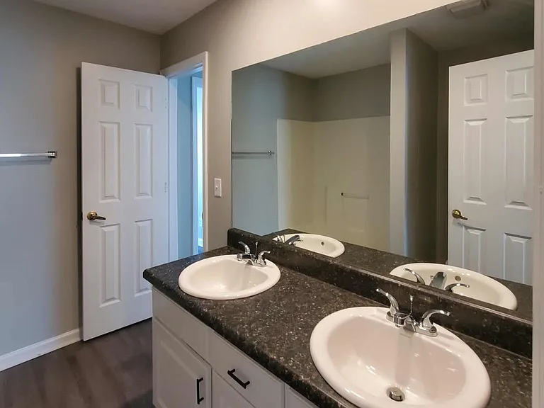 Holly Cove Apartments — Photo 8