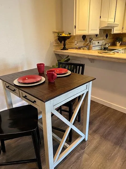 2 bed, 1008 sqft, $3,300 — Photo 2