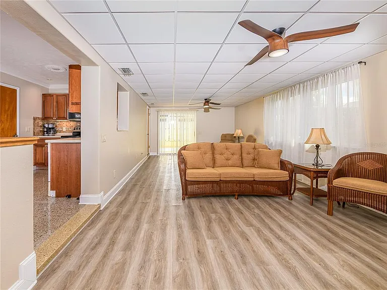 907 Hillside Ter — Photo 15