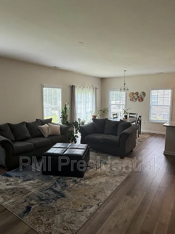 4 bed, 3.0 bath, 2562 sqft, $2,995 — Photo 4