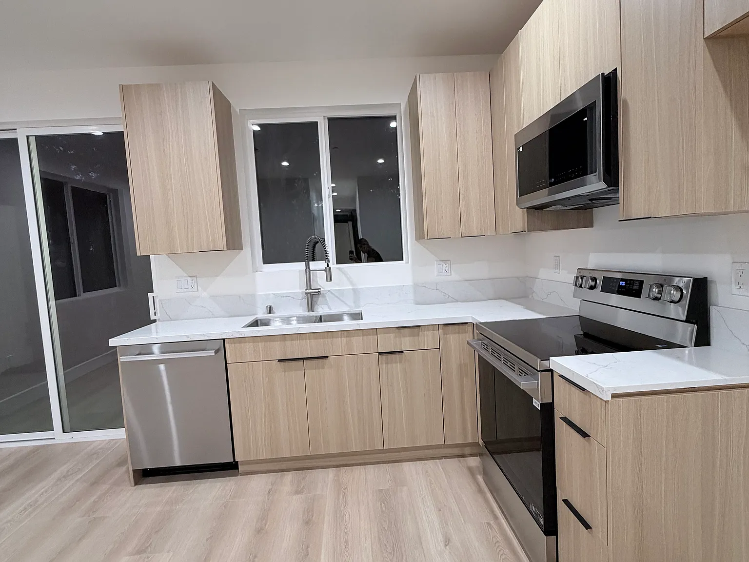 2 bed, 856 sqft, $3,800 — Photo 3