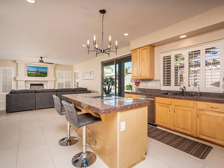 4506 E Robin Ln — Photo 3