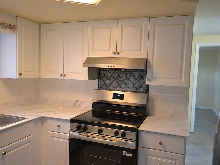 1351 Whitehall Ln — Photo 4