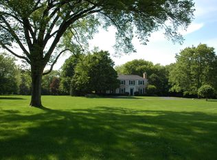 150 Dickens Rd, Northfield, IL 60093