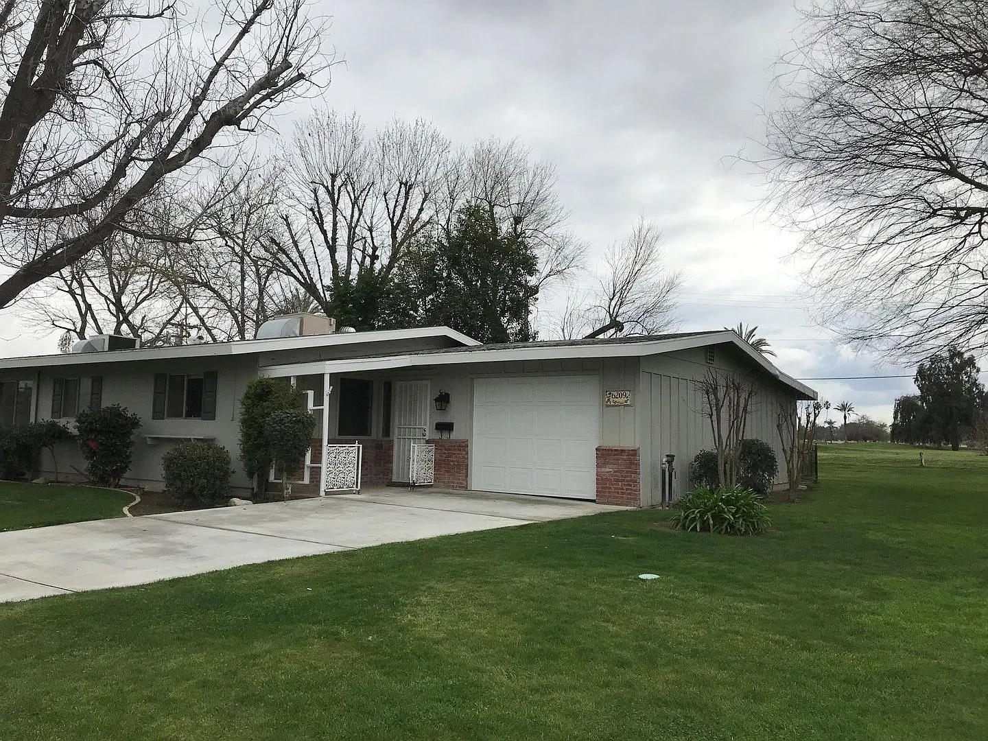 Charming 2-Bedroom Home in Kern City 55+ Community! — Photo 2