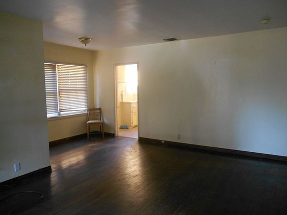 3rd image of 1514 N Screenland Dr