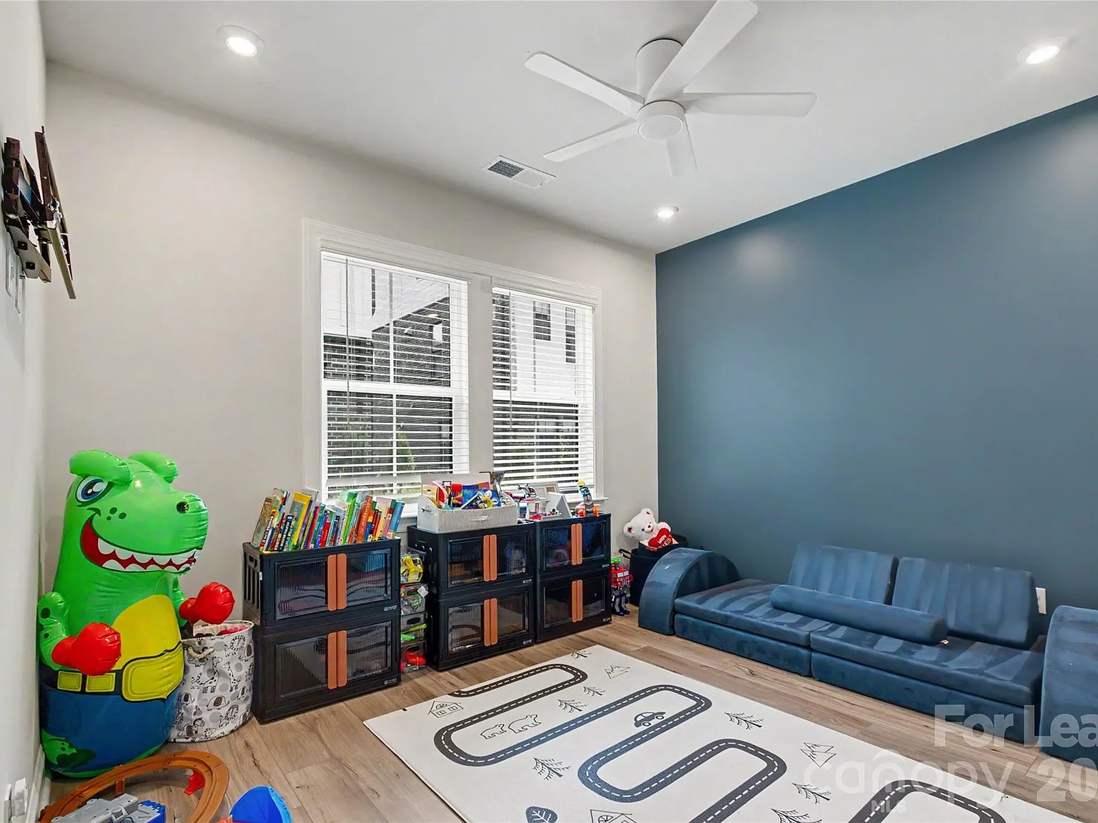 4 bed, 3.5 bath, 2004 sqft, $4,200 — Photo 3