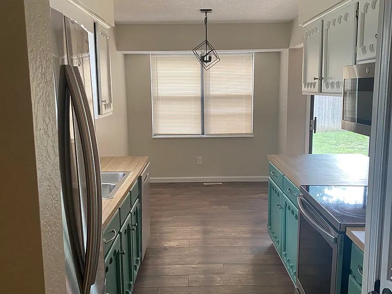 4301 NW Winslow Ct — Photo 5